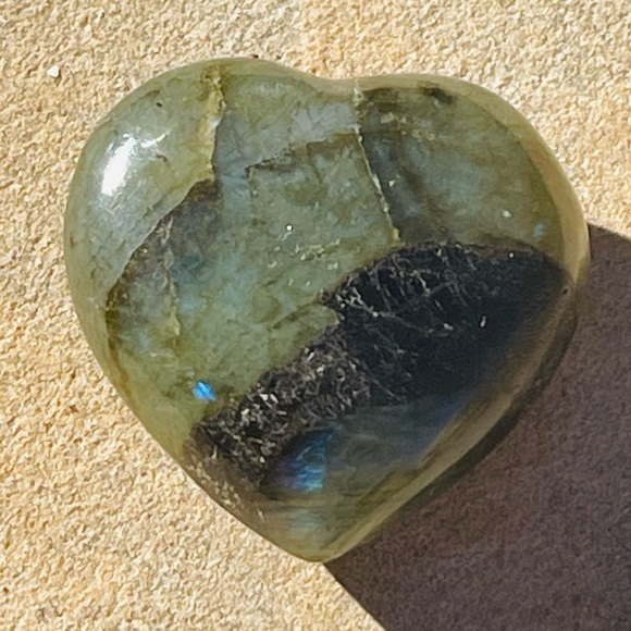 New Handmade Natural Labradorite Flash Blue Green Crystal Heart Carved Stone - Picture 3 of 15